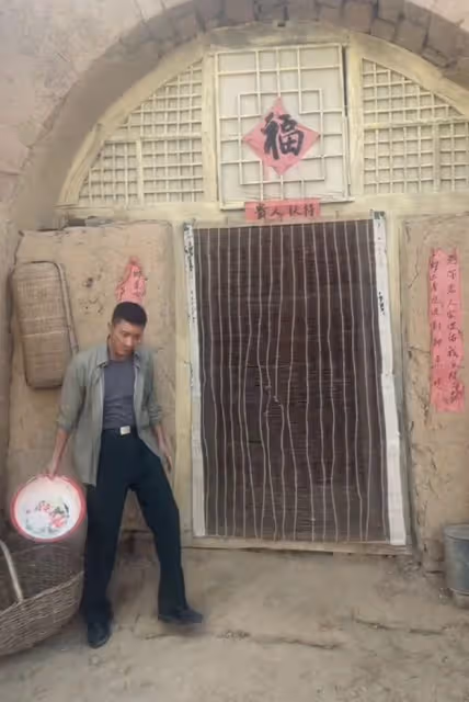 40歲張鐸回陝西農村老家生活,住窯洞曬得黢黑,啃樹上果子接地氣