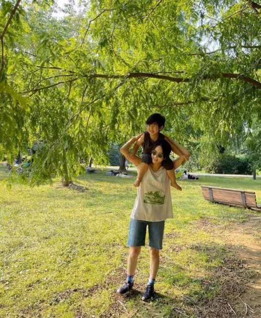 43歲蔡琳離異後獨自帶娃,她家裝修簡約精緻,生活簡單又悠閒
