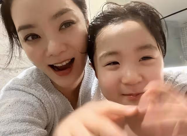 43歲蔡琳離異後獨自帶娃,她家裝修簡約精緻,生活簡單又悠閒