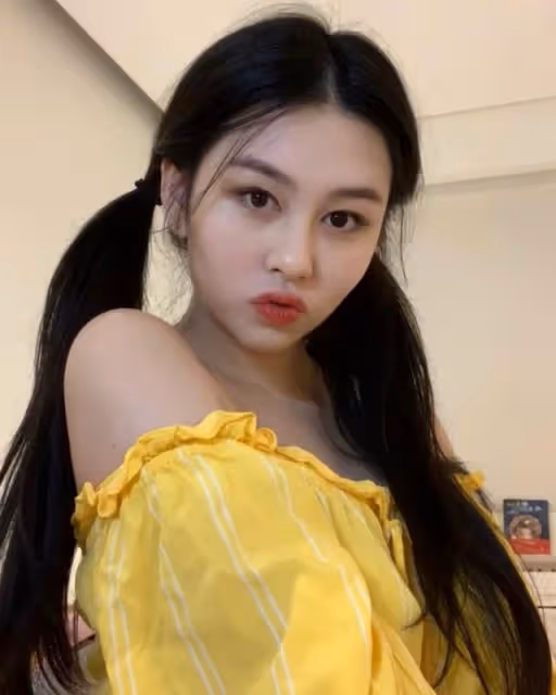 魅力不輸媽!邱淑貞21歲女兒「扎雙馬尾」嘟嘴賣萌自拍,淺黃上衣「大秀香肩雪肌」超誘人:笑容清純如初戀