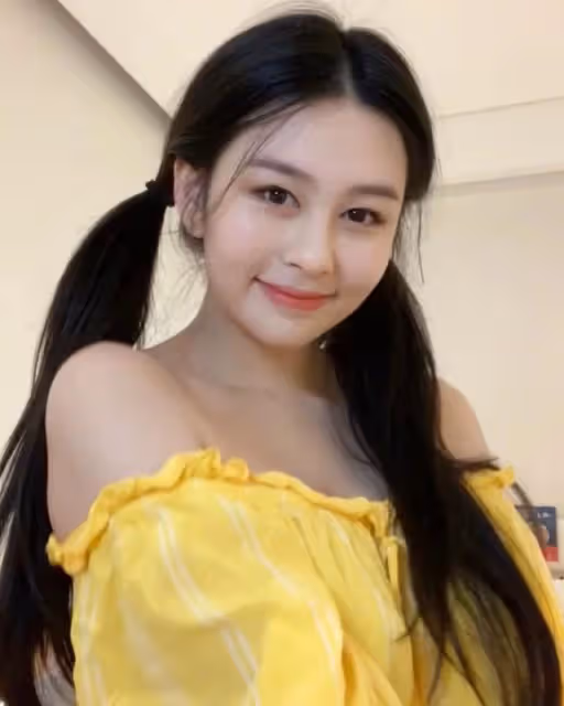魅力不輸媽!邱淑貞21歲女兒「扎雙馬尾」嘟嘴賣萌自拍,淺黃上衣「大秀香肩雪肌」超誘人:笑容清純如初戀