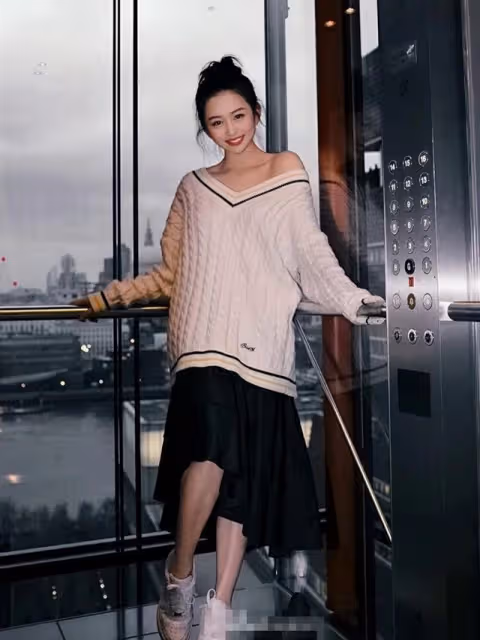 魅力不輸媽!邱淑貞21歲女兒「扎雙馬尾」嘟嘴賣萌自拍,淺黃上衣「大秀香肩雪肌」超誘人:笑容清純如初戀