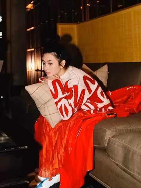 魅力不輸媽!邱淑貞21歲女兒「扎雙馬尾」嘟嘴賣萌自拍,淺黃上衣「大秀香肩雪肌」超誘人:笑容清純如初戀