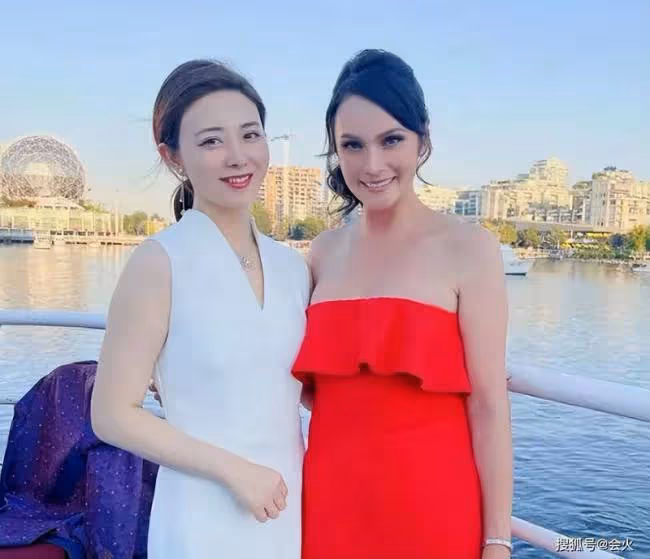 張柏芝姐姐身材高挑定居加拿大 眉眼神似妹妹