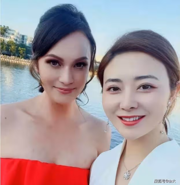 張柏芝姐姐身材高挑定居加拿大 眉眼神似妹妹