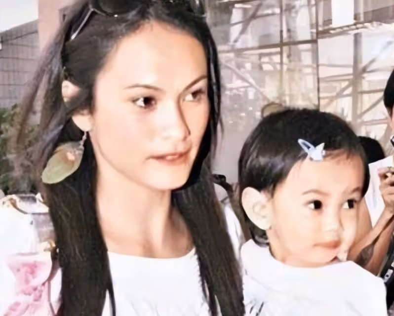 張柏芝姐姐身材高挑定居加拿大 眉眼神似妹妹
