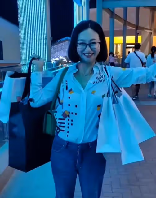 惠英紅買打折衣服太瘋狂 全身汗濕拎一堆購物袋