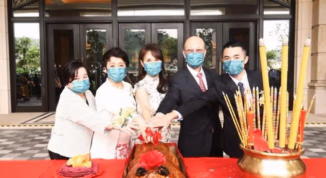 何猷亨開派對慶祝29歲生日 摟著何超欣出鏡