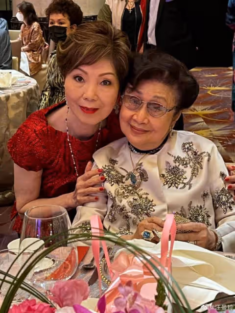 眾多老牌港星齊聚生日派對 汪明荃夫婦現身