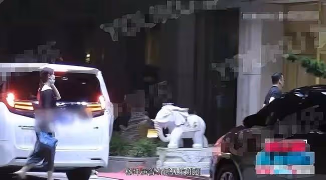 楊坤再換新美女 女方身材前凸後翹令人羨慕