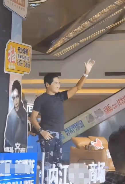 62歲齊秦四川內江商演撈金,穿緊身衣挺大肚腩,戴金表戒指凹造型