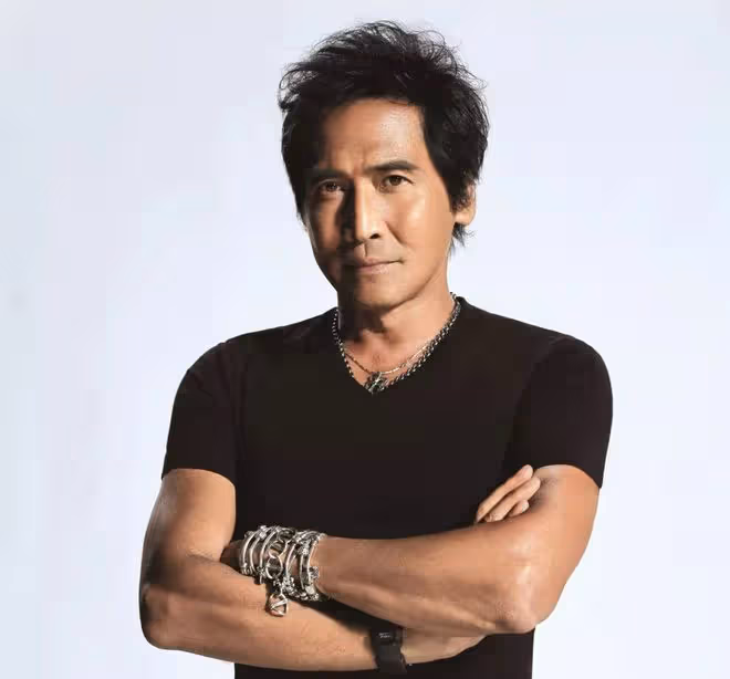 62歲齊秦四川內江商演撈金,穿緊身衣挺大肚腩,戴金表戒指凹造型
