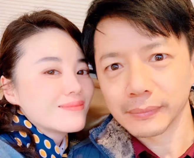 段奕宏嬌妻外出看展覽,皮膚雪白長腿細直顏值驚艷,現42歲仍備孕