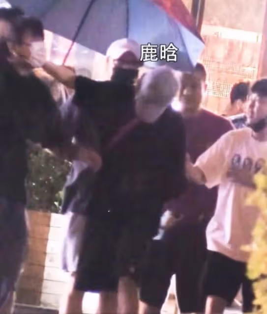 鹿晗深夜醉酒糗態百出,東搖西晃倒人懷中難自理,多次因喝酒丟人