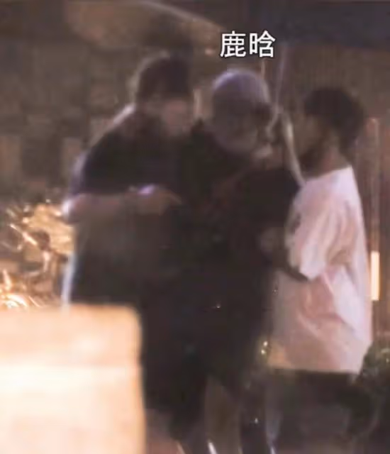 鹿晗深夜醉酒糗態百出,東搖西晃倒人懷中難自理,多次因喝酒丟人
