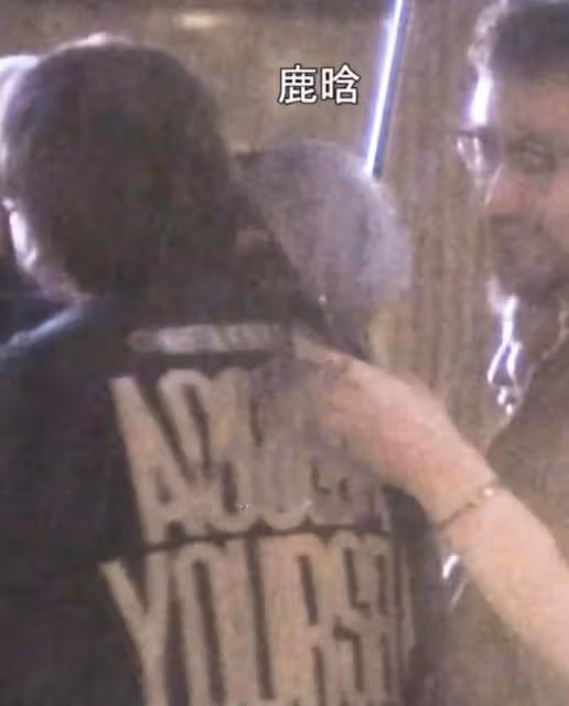 鹿晗深夜醉酒糗態百出,東搖西晃倒人懷中難自理,多次因喝酒丟人
