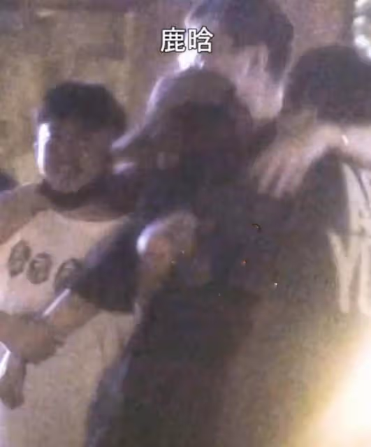 鹿晗深夜醉酒糗態百出,東搖西晃倒人懷中難自理,多次因喝酒丟人