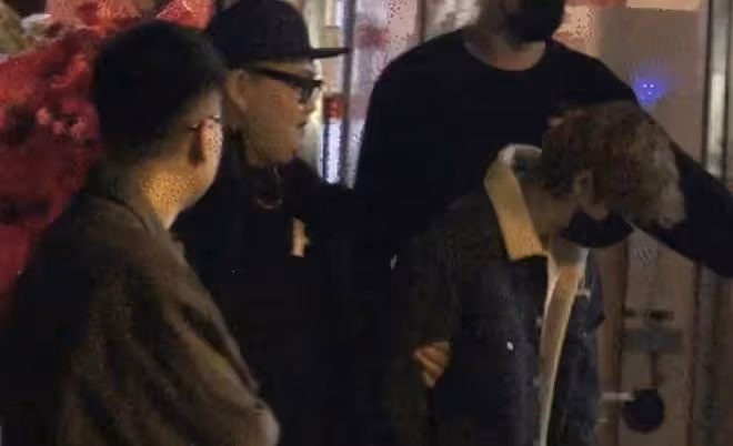 鹿晗深夜醉酒糗態百出,東搖西晃倒人懷中難自理,多次因喝酒丟人