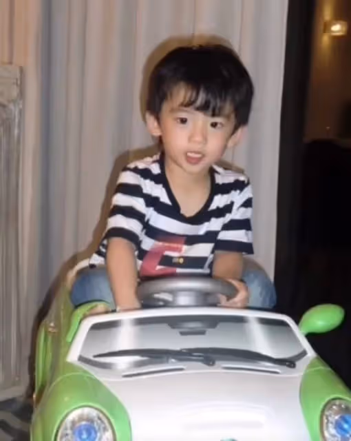 謝霆鋒長子15歲生日,張柏芝曬大量合影慶祝,兒子燙卷髮打扮時髦