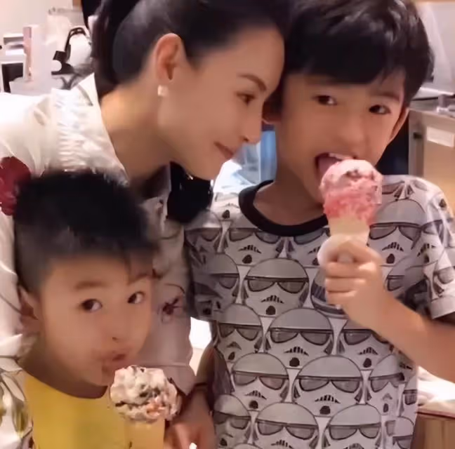 謝霆鋒長子15歲生日,張柏芝曬大量合影慶祝,兒子燙卷髮打扮時髦
