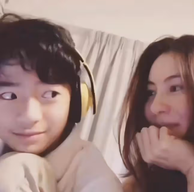 謝霆鋒長子15歲生日,張柏芝曬大量合影慶祝,兒子燙卷髮打扮時髦