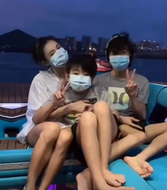 謝霆鋒長子15歲生日,張柏芝曬大量合影慶祝,兒子燙卷髮打扮時髦