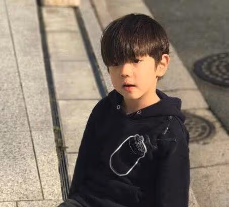 霍思燕曬兒子近況!7歲嗯哼越來越帥,臉蛋英俊單眼皮變雙眼皮,網友:長大還得了