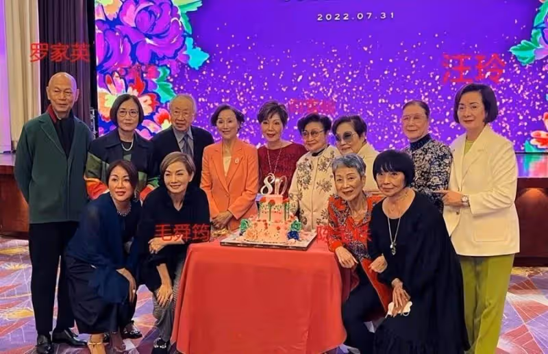 眾多老牌港星齊聚生日派對!汪明荃夫婦現身,71歲劉緯民仍顯凍齡