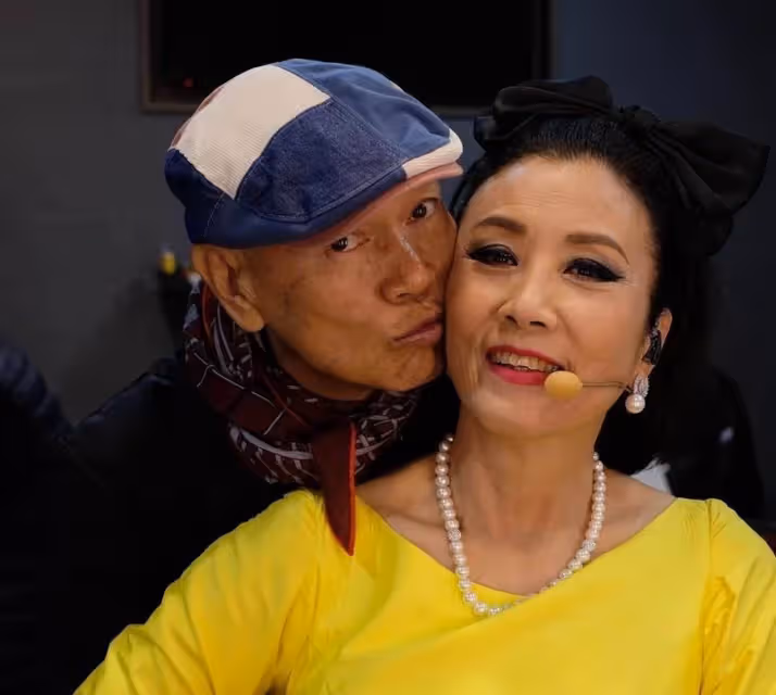 眾多老牌港星齊聚生日派對!汪明荃夫婦現身,71歲劉緯民仍顯凍齡