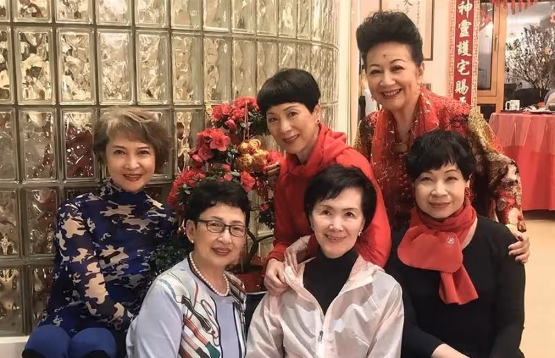 眾多老牌港星齊聚生日派對!汪明荃夫婦現身,71歲劉緯民仍顯凍齡