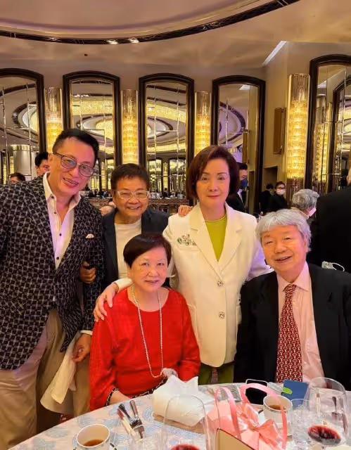 眾多老牌港星齊聚生日派對!汪明荃夫婦現身,71歲劉緯民仍顯凍齡