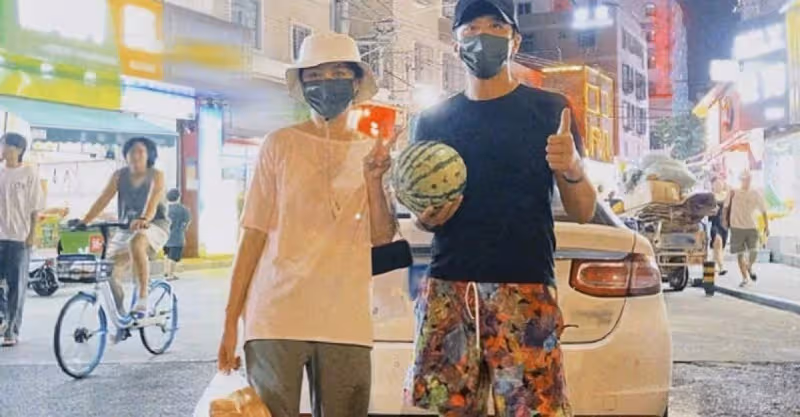 現身夜市！大咖明星夫妻檔「捧西瓜站路邊」到處走跳　網友驚訝：「都沒人認出來嗎」