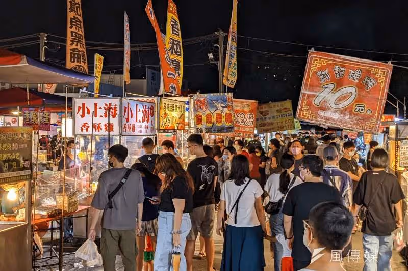 現身夜市!大咖明星夫妻檔「捧西瓜站路邊」到處走跳 網友驚訝:「都沒人認出來嗎」