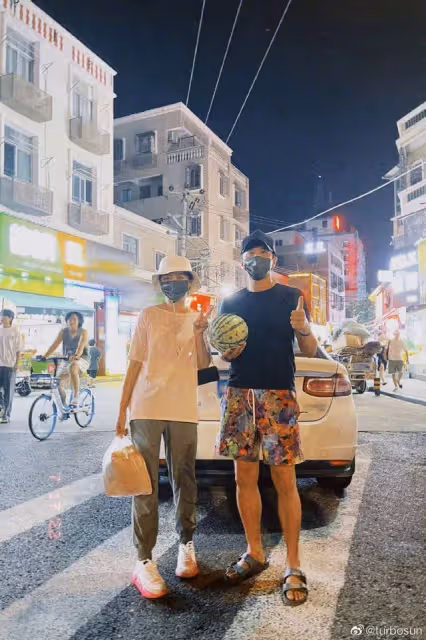 現身夜市!大咖明星夫妻檔「捧西瓜站路邊」到處走跳 網友驚訝:「都沒人認出來嗎」
