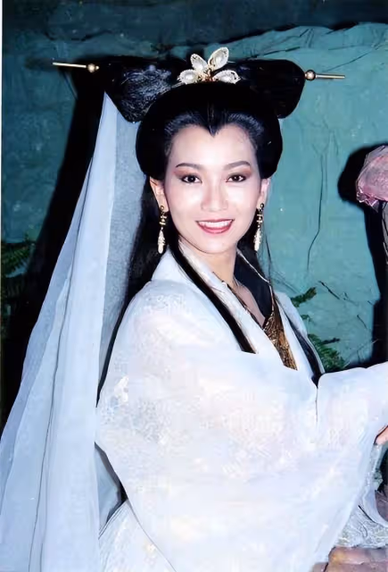 68歲女神趙雅芝曬近況!四肢纖細,上圍豐滿,三步上籃動作嫻熟,網友:歲月不敗美人