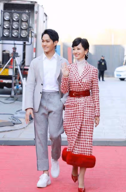 68歲女神趙雅芝曬近況!四肢纖細,上圍豐滿,三步上籃動作嫻熟,網友:歲月不敗美人