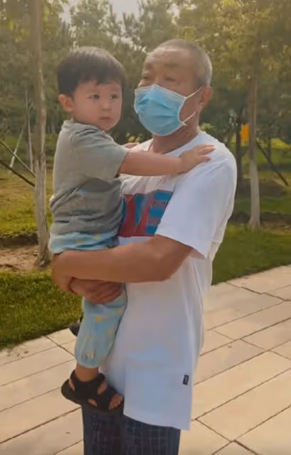 老戲骨杜源近況,帶孫子逛公園畫面溫馨,寶寶胖嘟嘟熱到滿頭汗