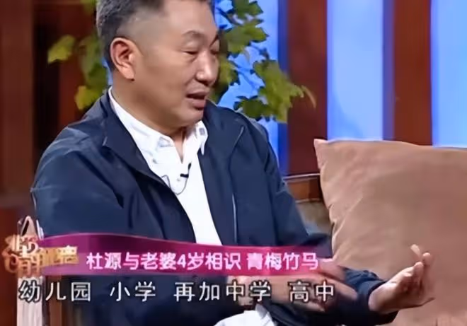 老戲骨杜源近況,帶孫子逛公園畫面溫馨,寶寶胖嘟嘟熱到滿頭汗