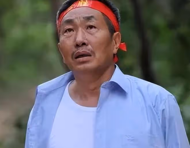 老戲骨杜源近況，帶孫子逛公園畫面溫馨，寶寶胖嘟嘟熱到滿頭汗