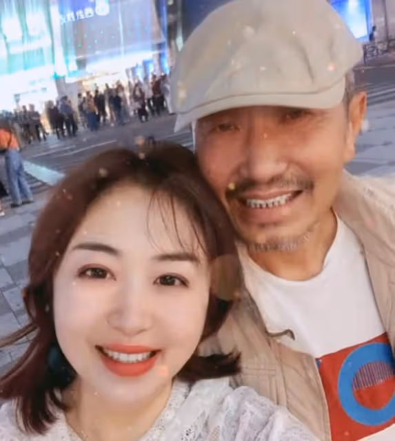 老戲骨杜源近況，帶孫子逛公園畫面溫馨，寶寶胖嘟嘟熱到滿頭汗