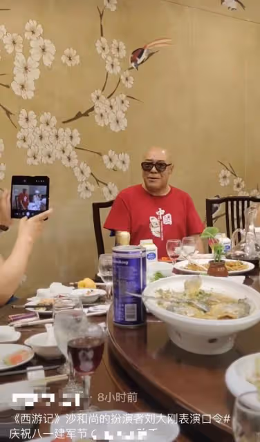 75歲「沙僧」參加飯局!穿29元衣服喝千元白酒,面色紅潤體型壯碩