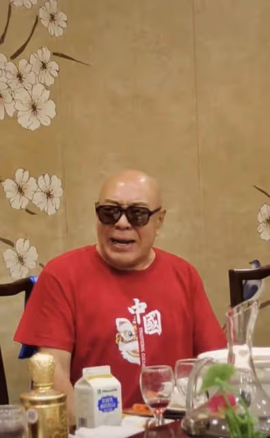 75歲「沙僧」參加飯局!穿29元衣服喝千元白酒,面色紅潤體型壯碩