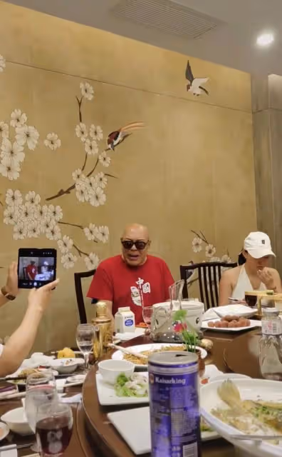 75歲「沙僧」參加飯局!穿29元衣服喝千元白酒,面色紅潤體型壯碩
