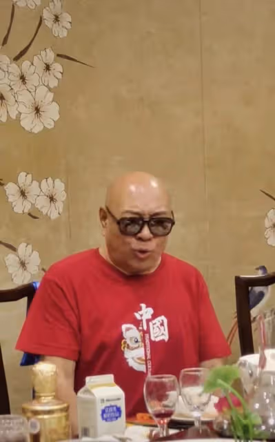 75歲「沙僧」參加飯局!穿29元衣服喝千元白酒,面色紅潤體型壯碩