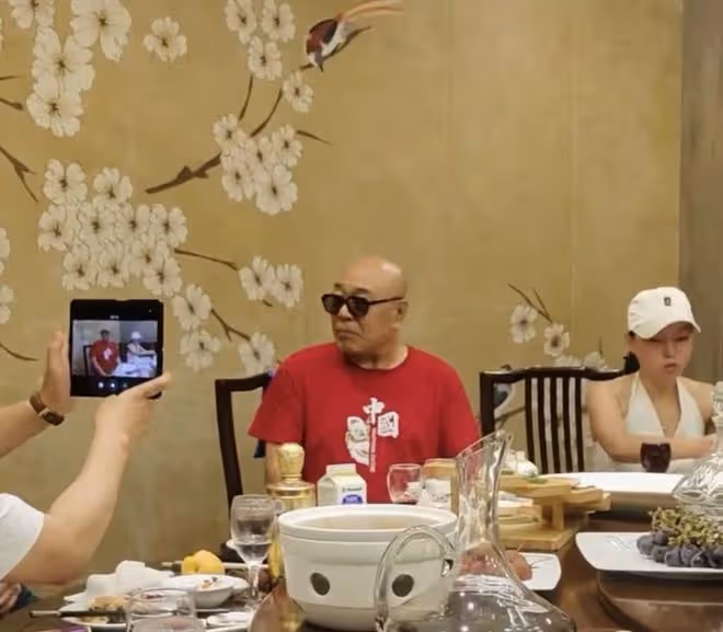 75歲「沙僧」參加飯局!穿29元衣服喝千元白酒,面色紅潤體型壯碩