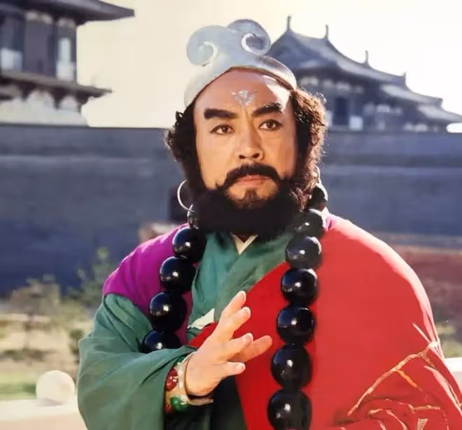 75歲「沙僧」參加飯局!穿29元衣服喝千元白酒,面色紅潤體型壯碩