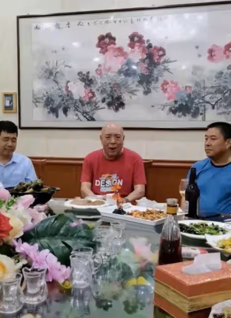 75歲「沙僧」參加飯局!穿29元衣服喝千元白酒,面色紅潤體型壯碩