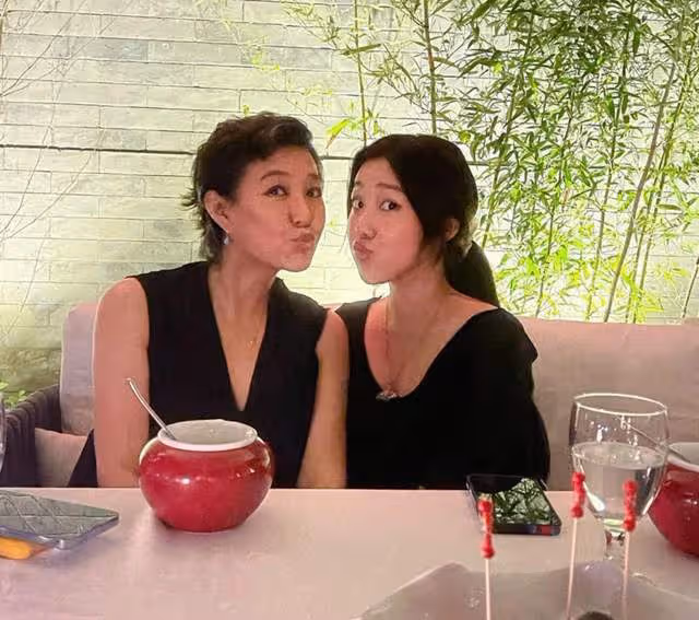 主持人李靜現身高檔餐廳!身材消瘦模樣大變,18歲女兒身材太搶眼
