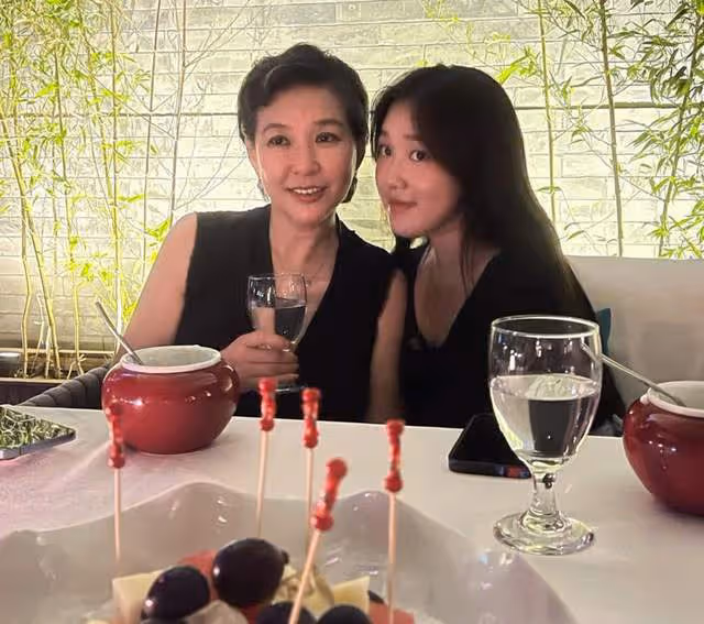 主持人李靜現身高檔餐廳!身材消瘦模樣大變,18歲女兒身材太搶眼