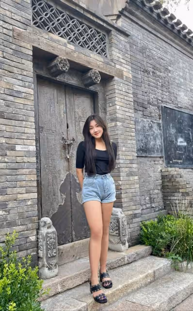 主持人李靜現身高檔餐廳!身材消瘦模樣大變,18歲女兒身材太搶眼